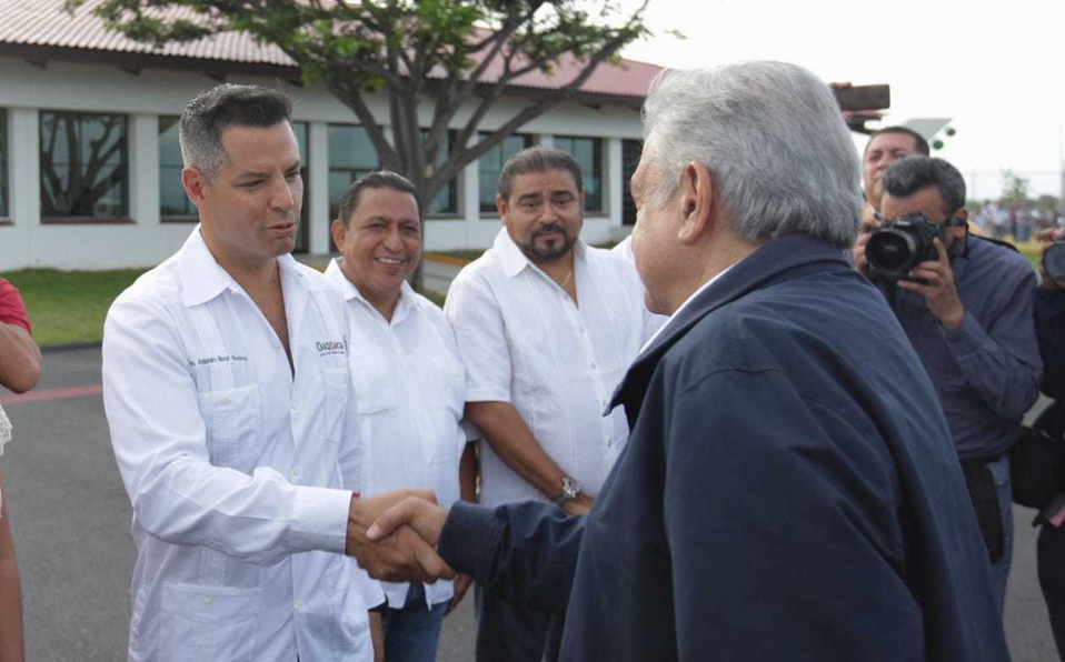 AMLO y el gobernador de Oaxaca Alejandro Murat supervisan plan de apoyo a damnificados por Agatha