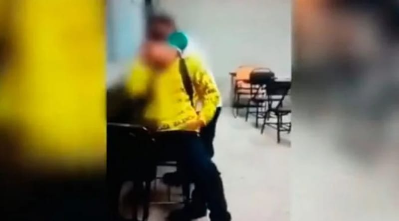 Estudiante sufre acoso escolar y agresores lo estrangulan mientras graban por ser muy "aplicado" (Video)