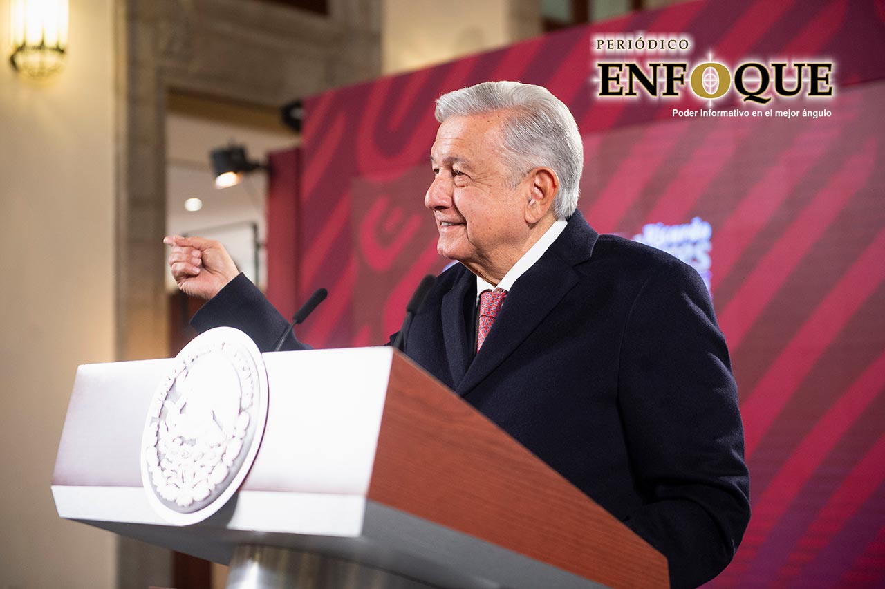 Promete AMLO apoyo a migrantes venezolanos varados en México