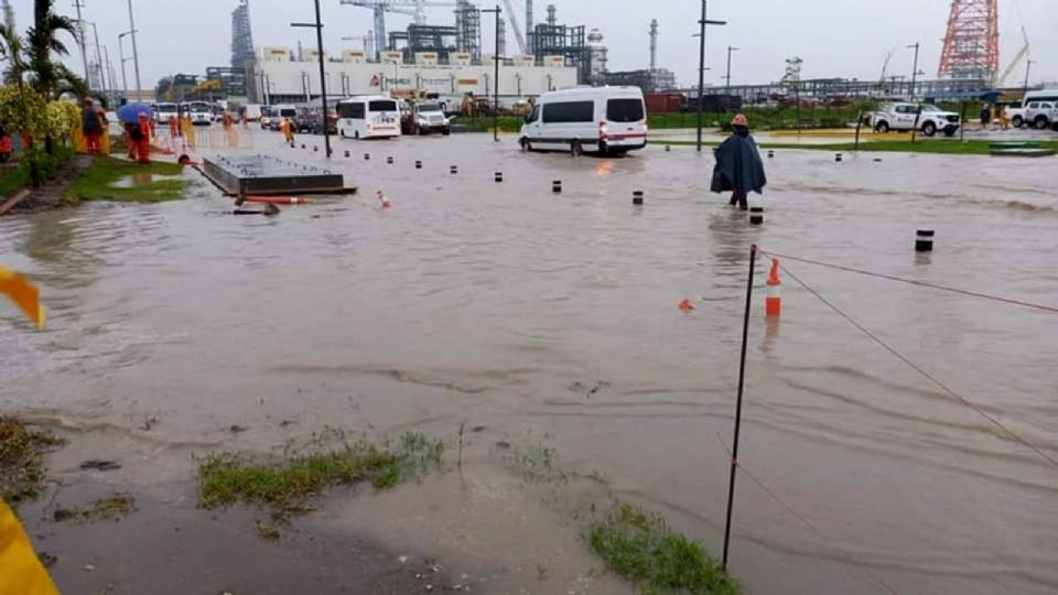 Reportan inundación en la refinería de Tabasco; Nahle lo niega