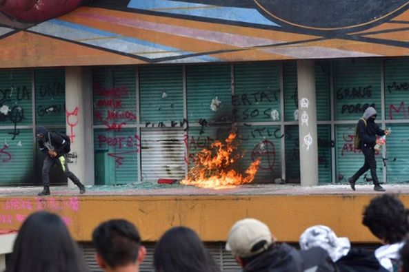 Estudiantes de la CCH Sur de la UNAM queman instalaciones en protesta por alumna violada por un profesor
