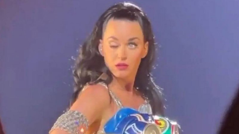 Katy Perry y sufre extraño incidente donde su párpado se sale de control en el escenario (Vídeo)