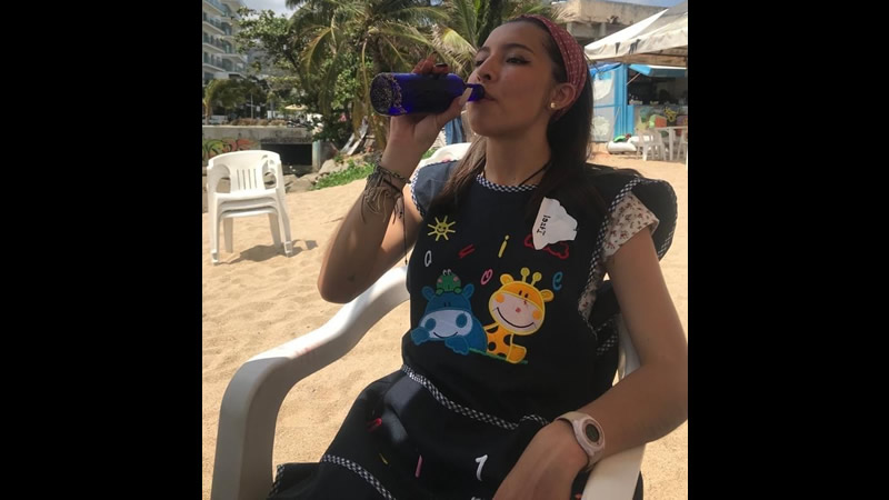 Maestra de preescolar se hace viral por consumir alcohol con su uniforme de docente
