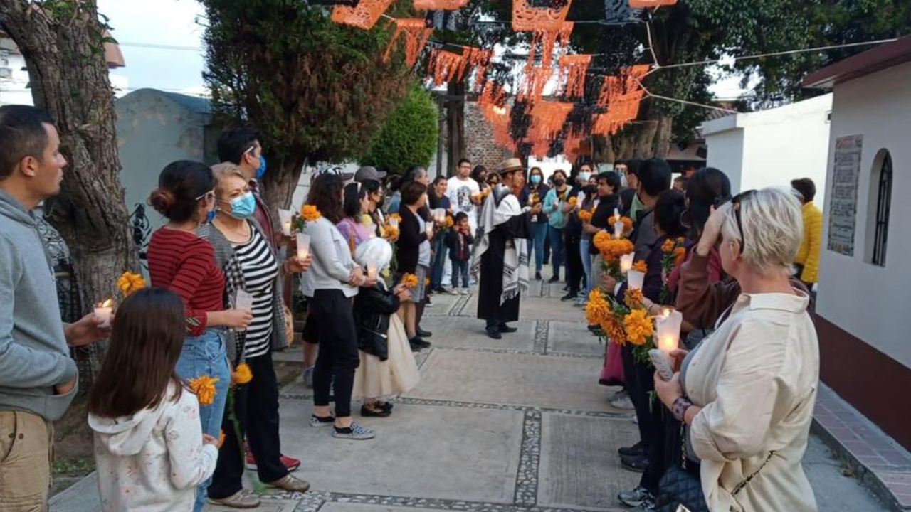 En San Pedro Cholula se efectuó un recorrido de leyendas en el panteón de la Magdalena