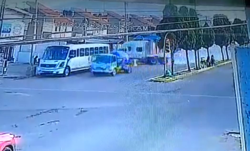 Trailer a exceso de velocidad pierde el control, tira barda y lesiona a dos adultos mayores en Xonacatepec (Vídeo)