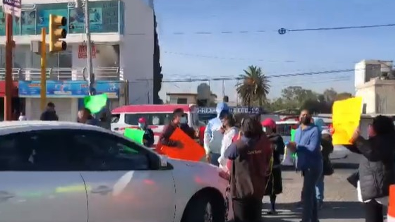 Padres de Familia se manifestaron sobre el Boulevard Forjadores para solicitar un conserje en una escuela primaria