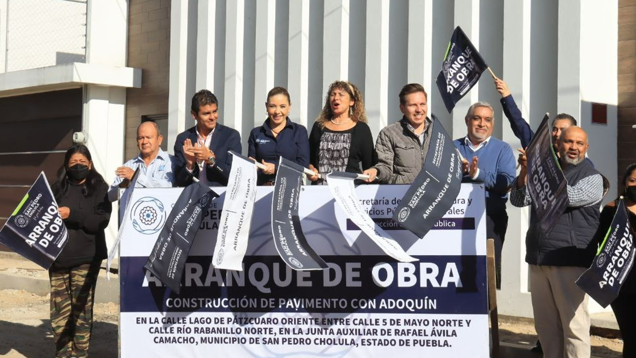 Ayuntamiento de San Pedro Cholula inició con las labores de adoquinamiento de la calle Lago de Pátzcuaro Oriente