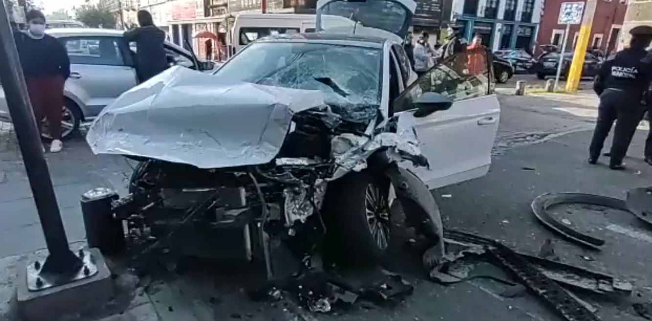 Ruta 76 se accidenta en la 11 oriente; se presume que no respeto la luz roja del semáforo