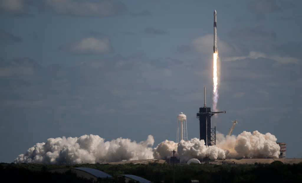 Despega cohete de SpaceX con 4 astronautas del Centro Espacial Kennedy, en Cabo Cañaveral