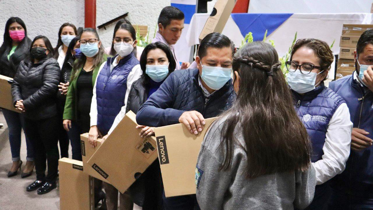 Ayuntamiento de Cuautlancingo hizo entrega de equipos de cómputo a estudiantes sobresalientes