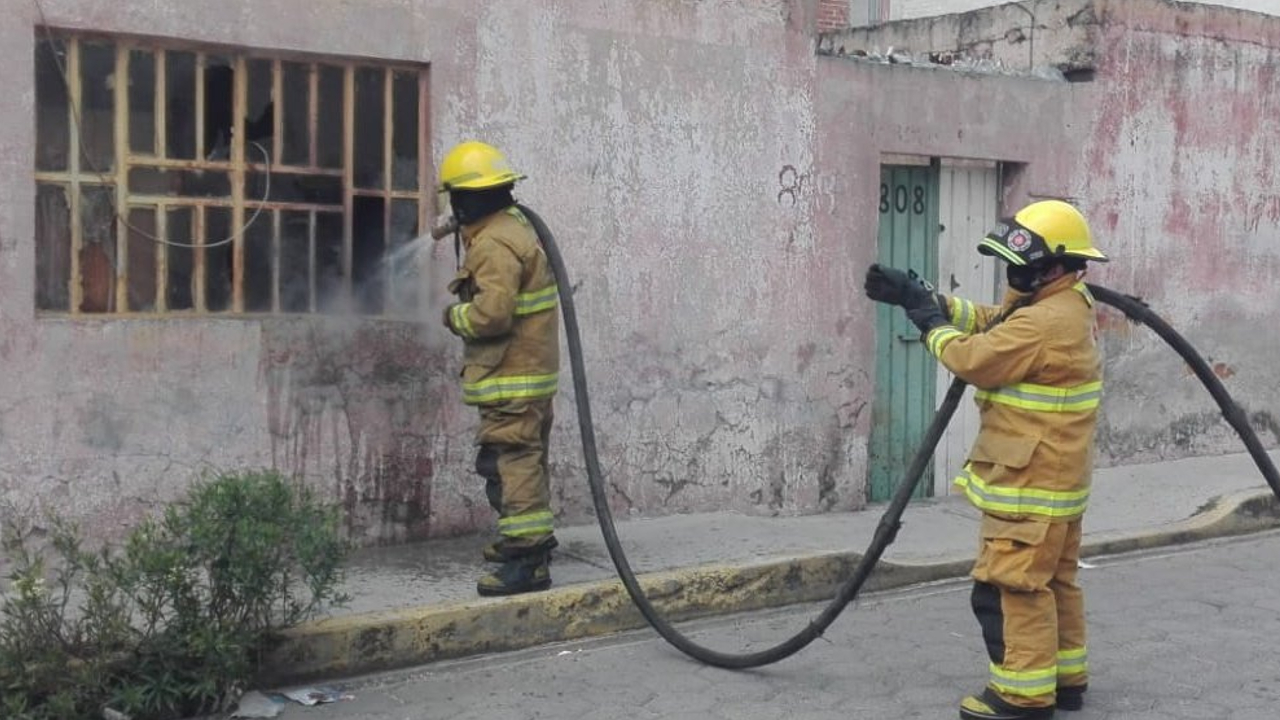 En San Pedro Cholula; elementos del cuerpo de bomberos lograron sofocar un incendio en el Barrio de Jesús Tlatempa