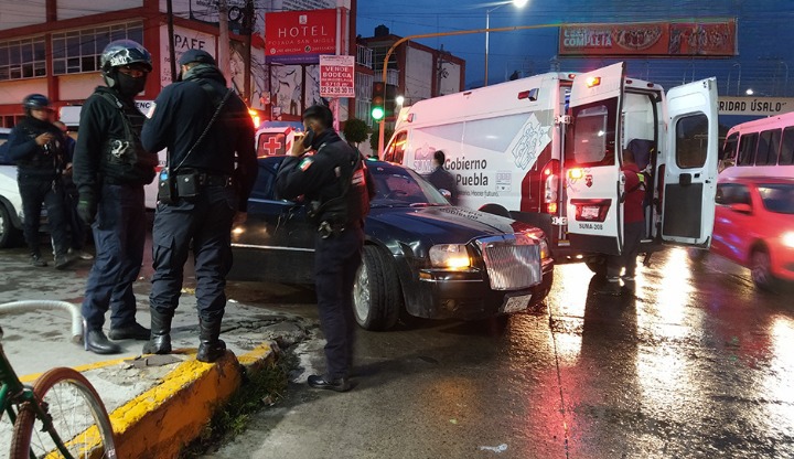 Hombres armados intentaron ejecutar a tres personas dentro de su vehículo en Texmelucan