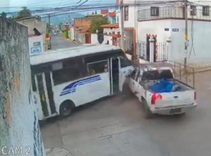 Ruta 67 sufre accidente en calles de Chachapa; solo fueron daños materiales (Vídeo)
