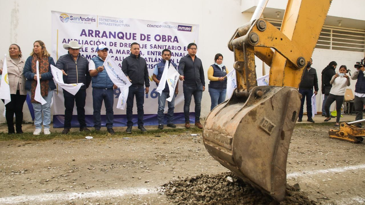 Gobierno de San Andrés Cholula hizo entrega de adoquinamiento e inició la ampliación de drenajes sanitaros en diferentes vialidades 