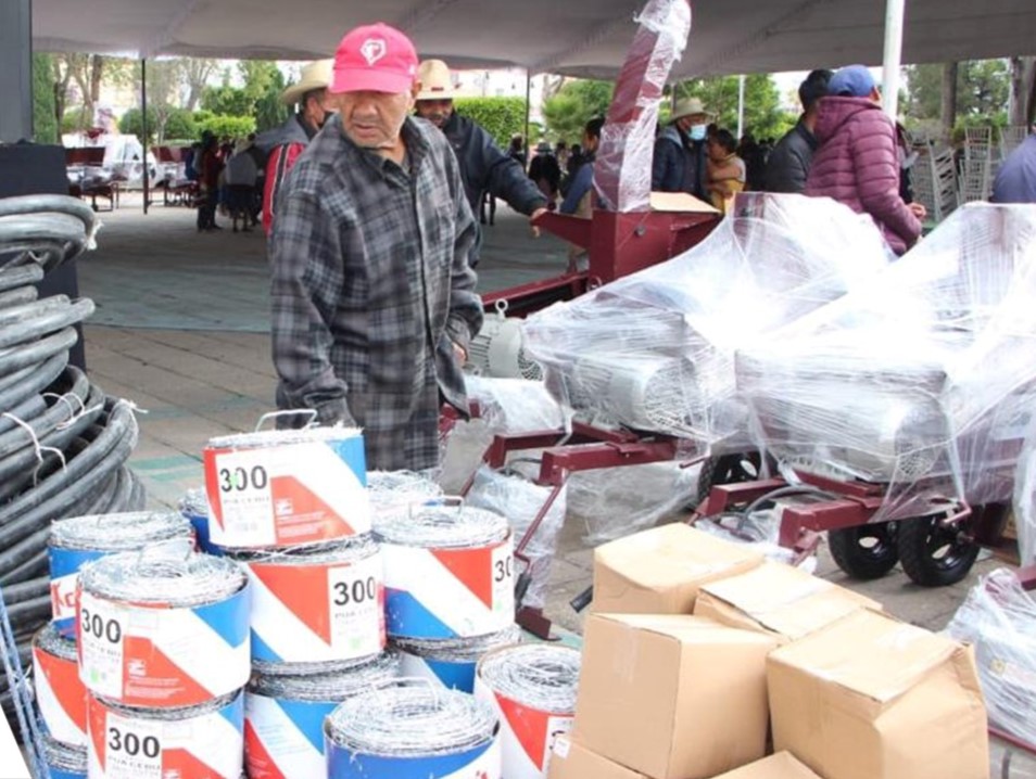 Gobierno estatal entrega apoyo a productores de la región de Tepeaca 