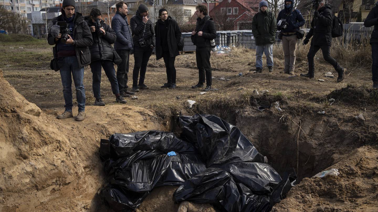 Reportan autoridades en ucrania más de 200 los cuerpos encontrados en fosas comunes en Lyman