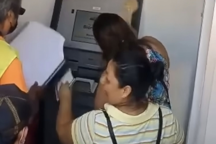 "Parece chiste pero es anécdota": Tabasco: lugar donde le ”soplan” al cajero para que entregue dinero