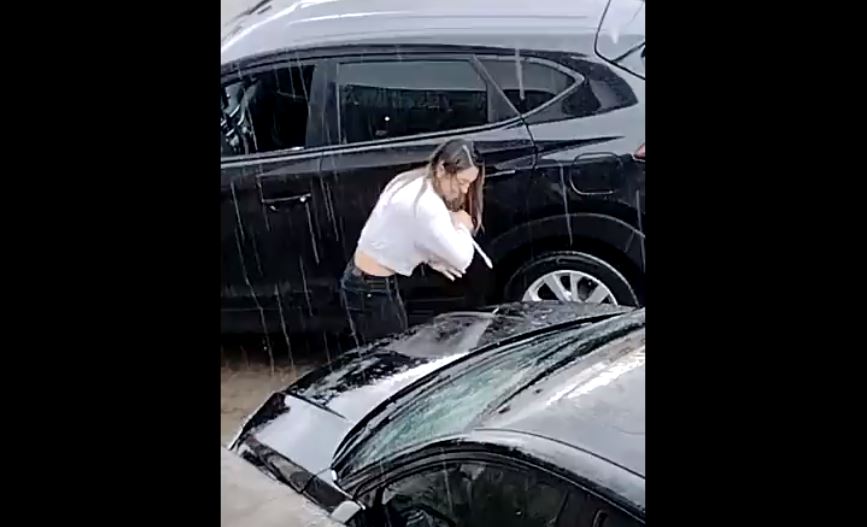 Mujer descubre infidelidad de su novio con su mejor amiga y cobra venganza con el auto de su ex (Vídeo)