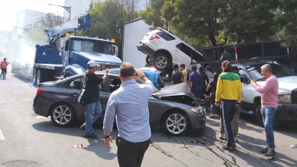 Tráiler se queda sin frenos y provoca carambola en la México-Toluca; dejó vehículos encimados