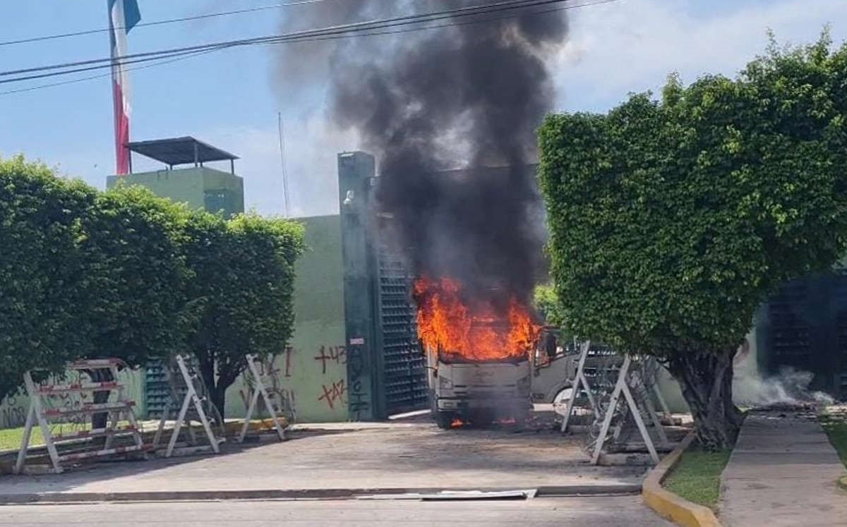 En forma de "protesta" normalistas prenden fuego y lanzan camión contra Batallón de Infantería