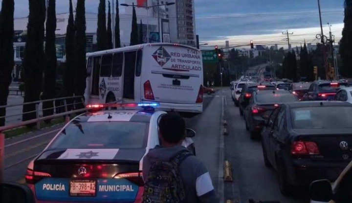 Chófer perdió el control y unidad de ruta terminó sobre el camellón frente al paradero de las Ánimas