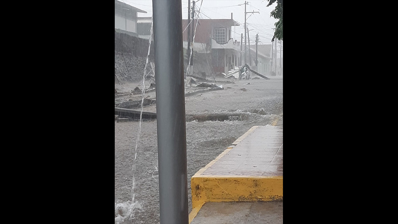 Colapsa techo de hospital y barda de escuela por fuertes lluvias en Veracruz;18 municipios presentaron afectaciones