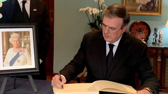 Marcelo Ebrard firma libro de condolencias en Lancaster House previo al funeral de la Reina Isabel