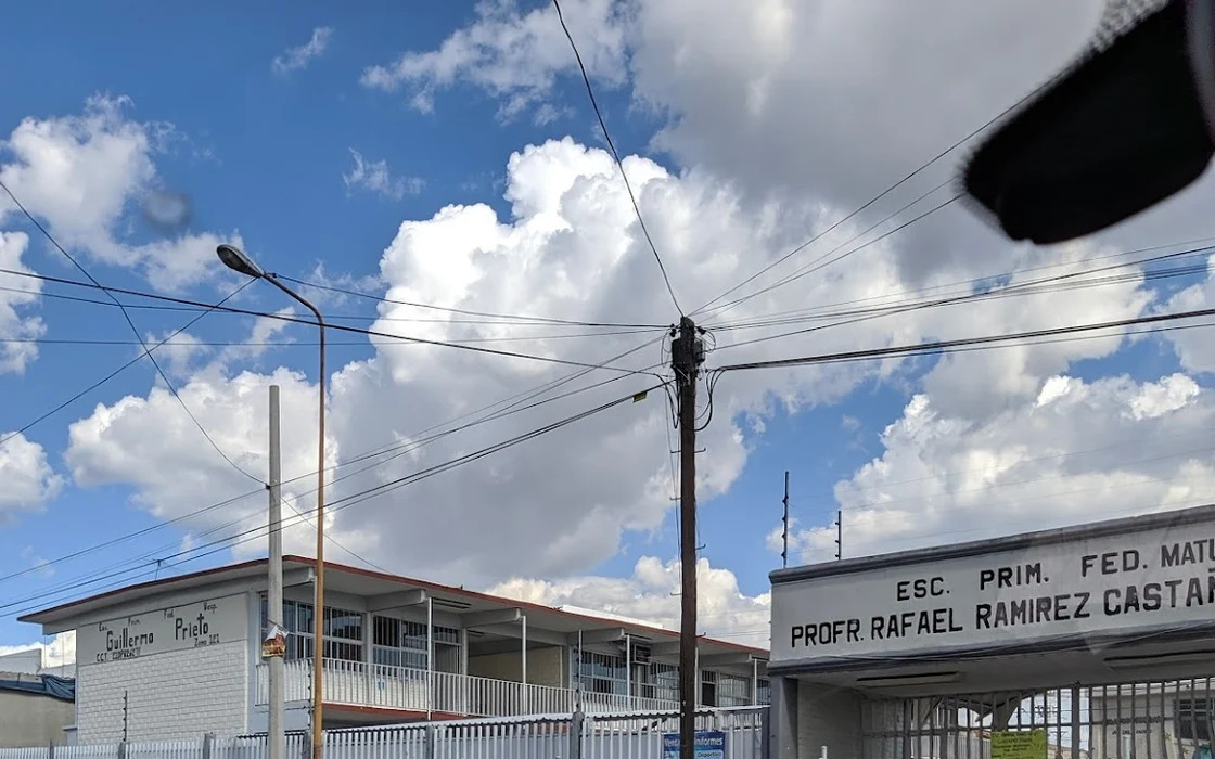 SEP investiga caso de menor al que dejaron solo afuera de su colegio por llegar tarde