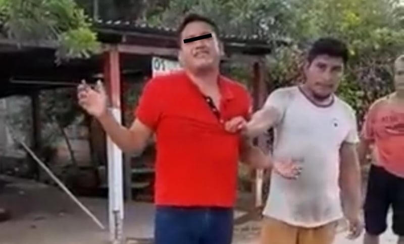 "Dejen que me suelten y se van a arrepentir": Sujeto amenaza a vecinos que lo sorprendieron robando (Video)