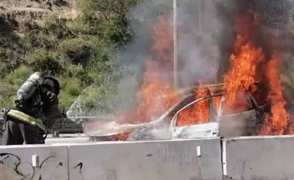 Camioneta fue consumida por el fuego en inmediaciones de Periférico Ecológico (Vídeo)