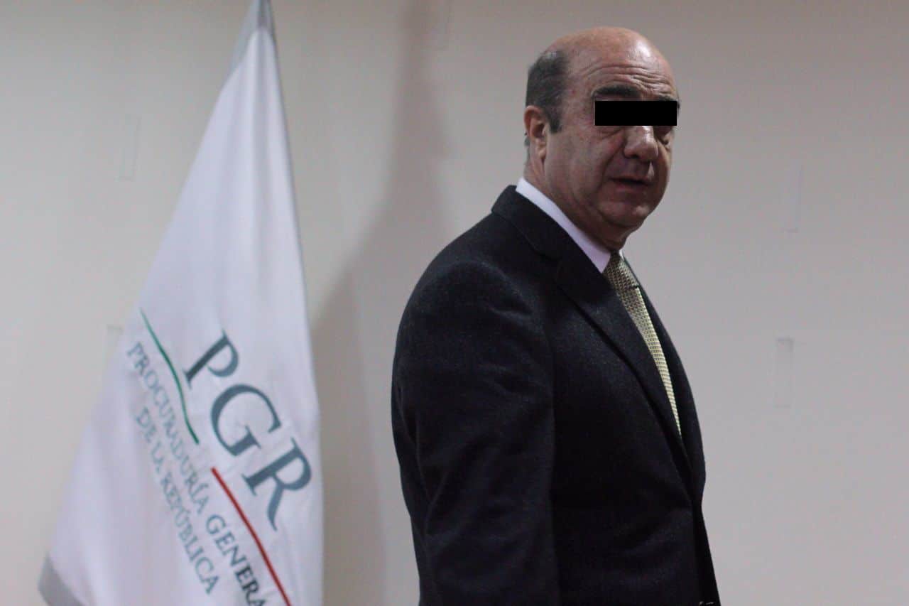 Presenta defensa de Murillo Karam amparos contra proceso y medidas cautelares