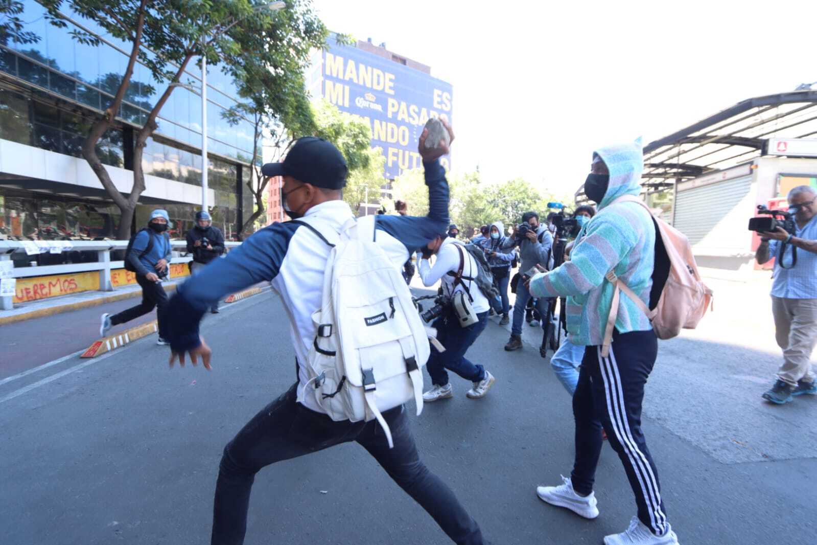 Concluye mitin por caso Ayotzinapa  en FGR con 11 elementos de la SSC heridos