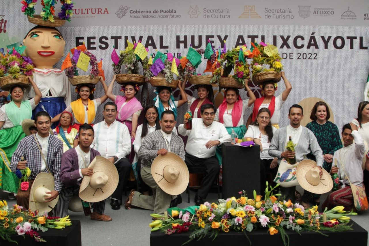 Invita Ariadna Ayala al gobernador del estado Miguel Barbosa al festival Huey Atlixcáyotl 