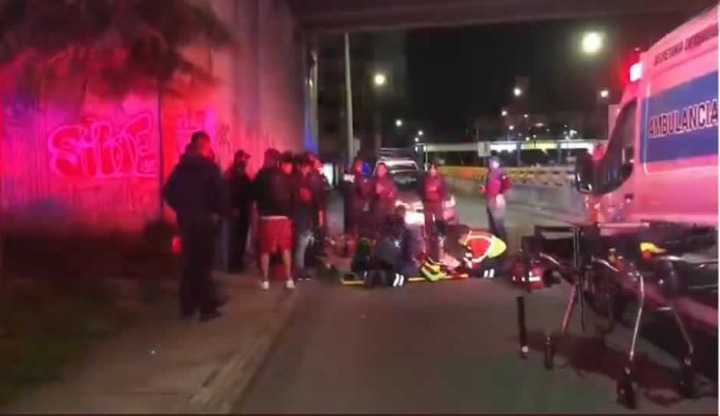 ¡Sobrevivió!: Mujer intenta quitarse la vida arrojándose del puente de la 16 de Septiembre y Periférico