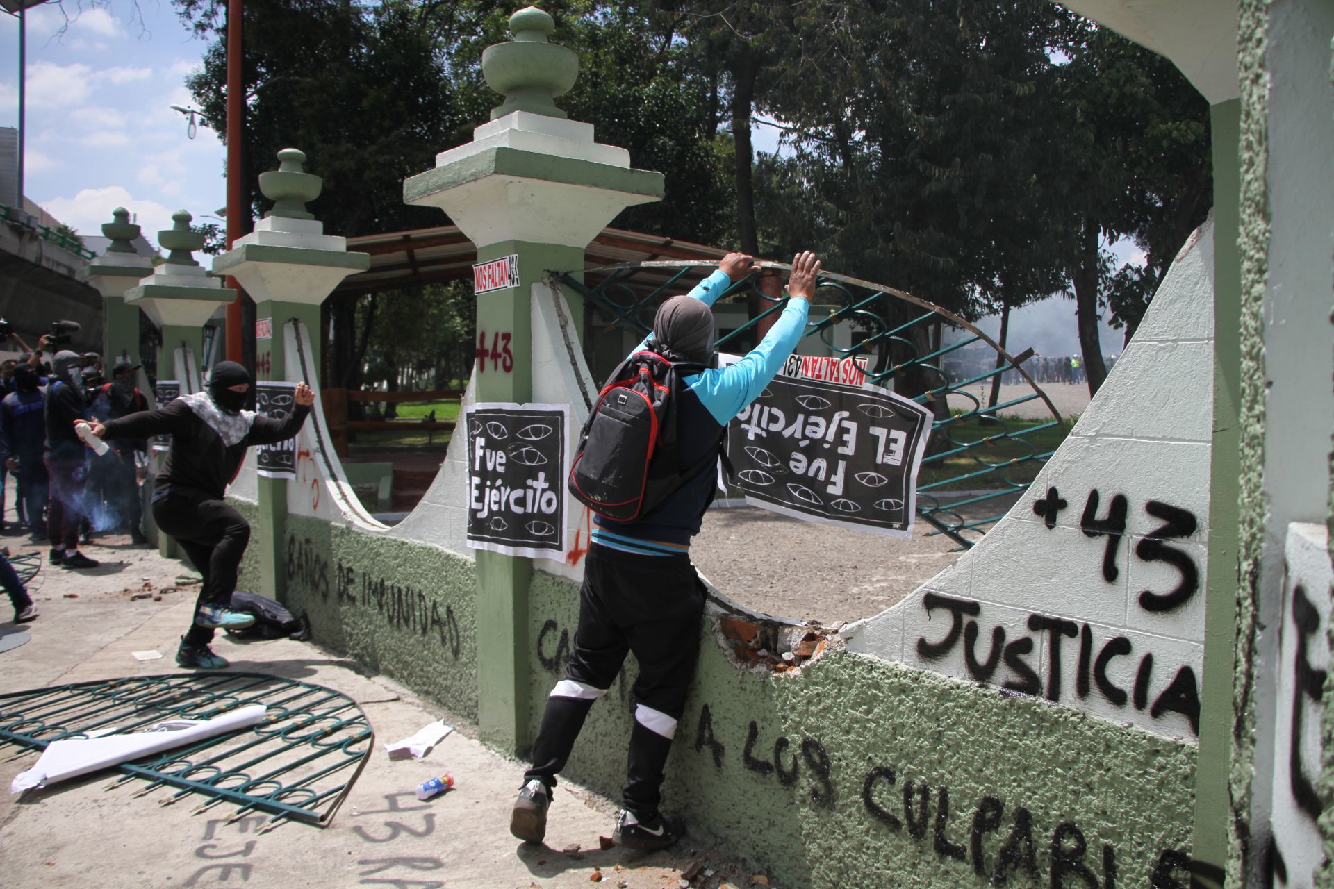 Normalistas continúan manifestaciones en el Campo Militar 1:"No sepulten la verdad en archivos militares"