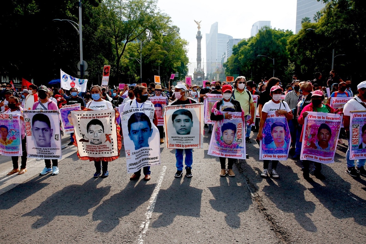Familiares de los 43 normalistas desaparecidos exigen castigo a militares que habrían participado
