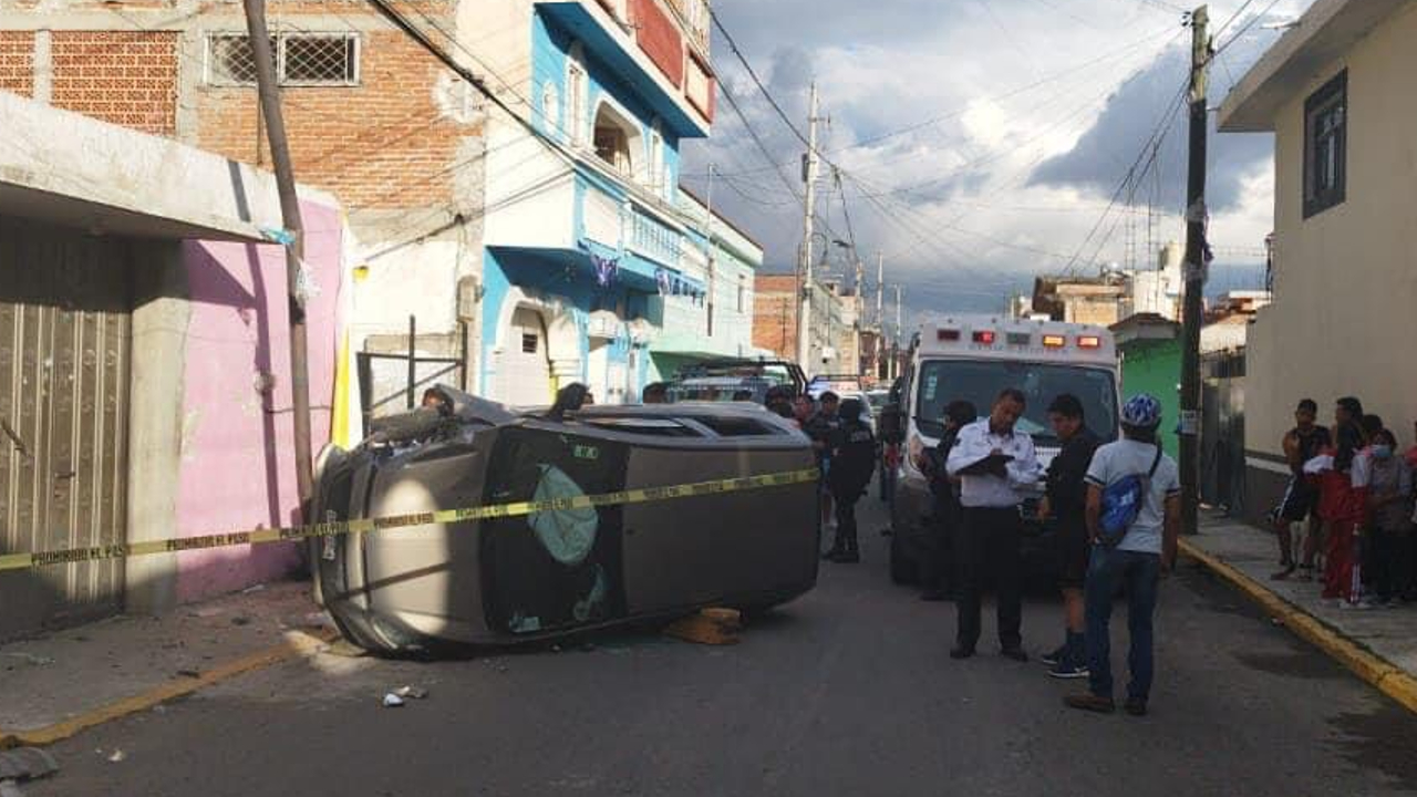 En San Andrés Cholula; la volcadura de un automóvil dejó como saldo a dos personas y un bebe lesionados 