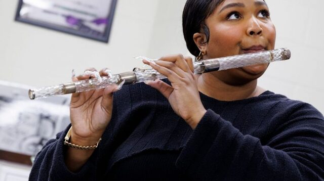 La historia de la flauta de cristal de más de 200 años que tocó en vivo una famosa cantante pop 