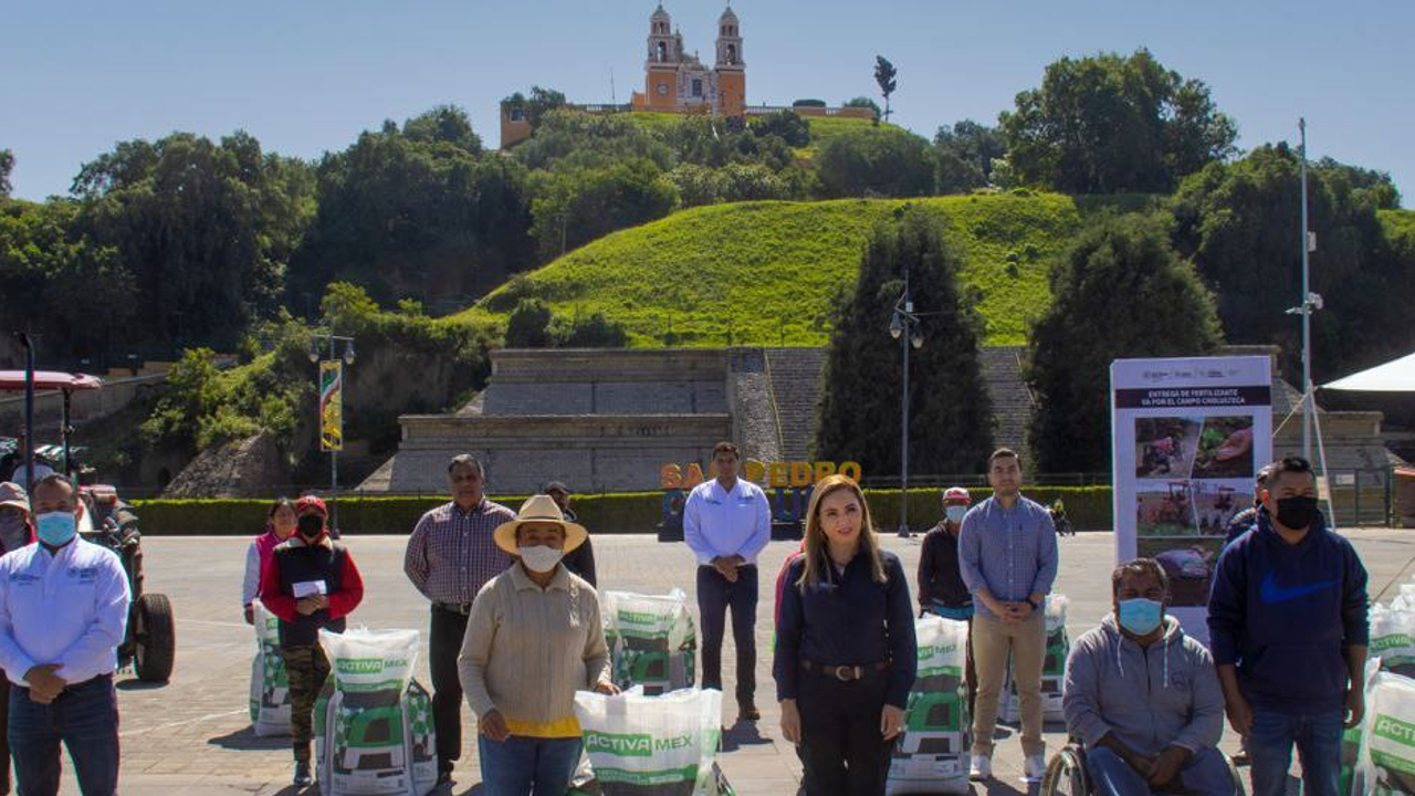 Ayuntamiento de San Pedro Cholula entregó paquetes de fertilizantes a 200 productores locales 