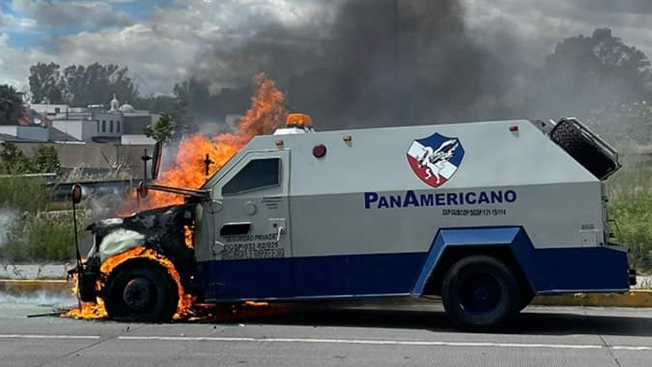 Se incendió una Camioneta de Valores sobre la Vía Atlixcayotl