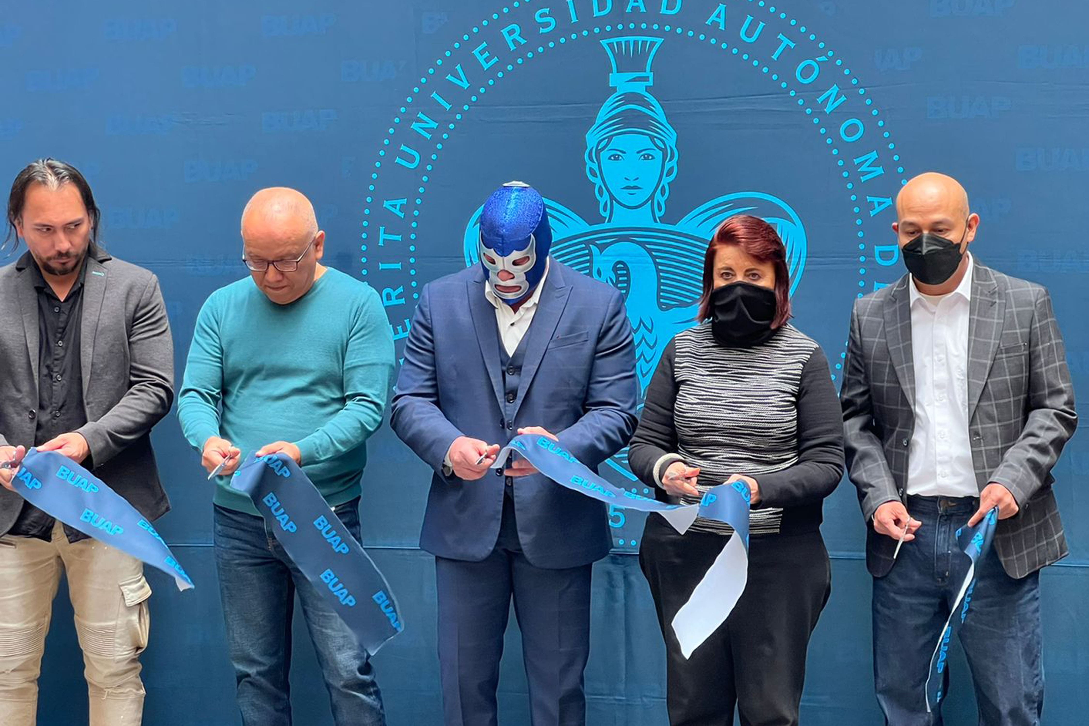 Blue Demon Jr. estuvo en Puebla para inaugurar una exposición sobre su padre 