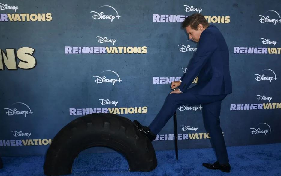 Jeremy Renner reaparece en público; camina con ayuda de un bastón y un scooter de rodilla tras su accidente