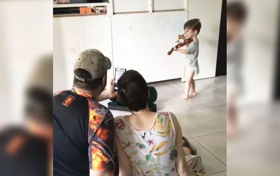 Niño prodigio sorprende con su talento como violinista en redes sociales (Vídeo)