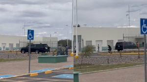 Mujer persigue y arroja una piedra a la camioneta de AMLO por su indiferencia con desaparecidos (Vídeo)