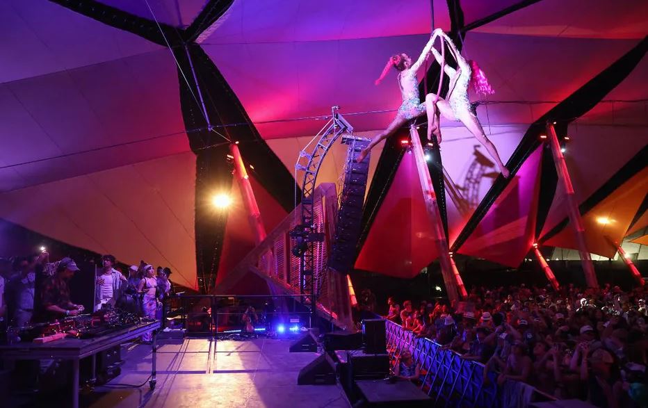 Captan a bailarina que cae mientras hacía acrobacias en Coachella 2023 (Vídeo)