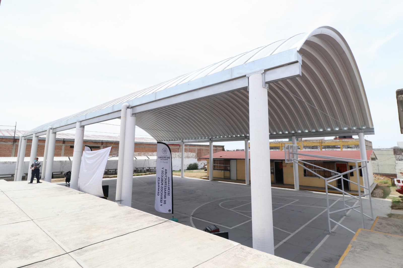 Paola Angon entrega techado en la telesecundaria Juan Blanca, respondiendo a una solicitud de más de 15 años