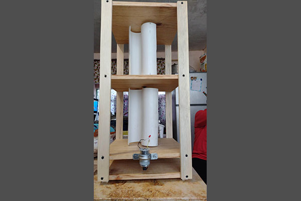 Joven de la UNAM crea aerogenerador económico que ilumina con energía eólica