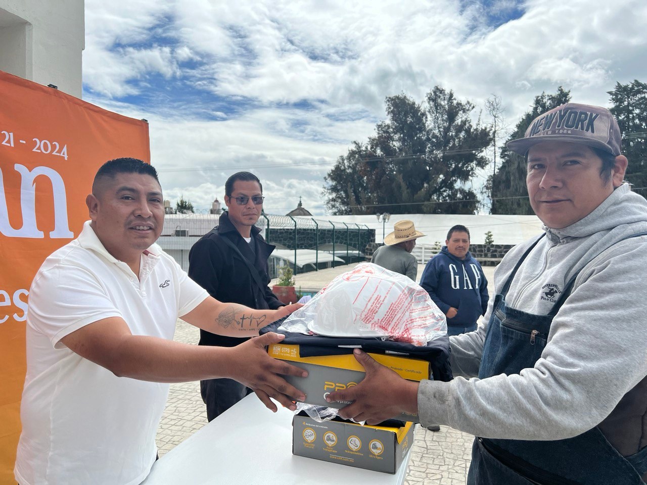 Entregan uniformes y equipo a trabajadores del gobierno calpense