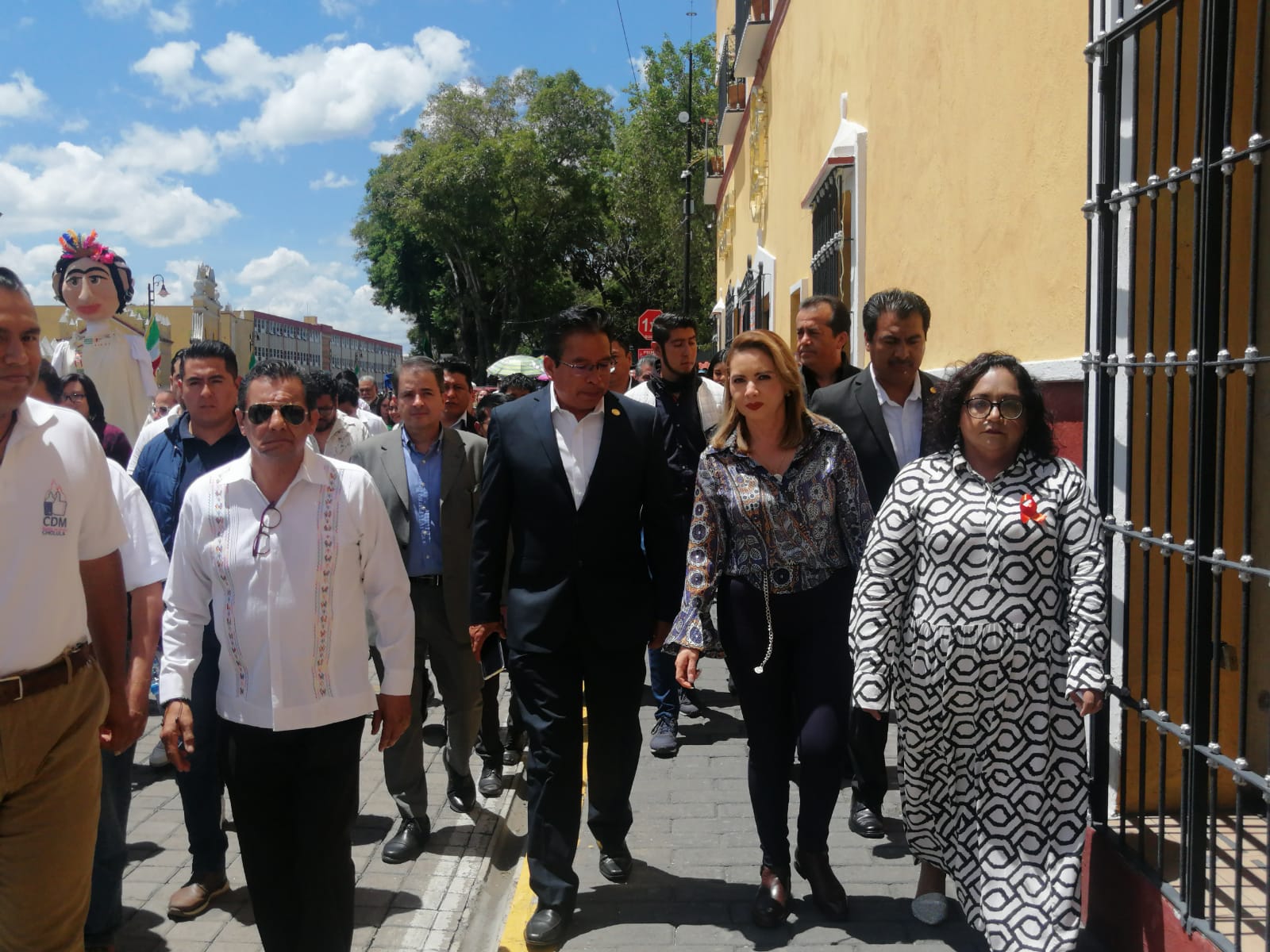 Paola Angon hace pega del bando solemne acompañada de la población en ciudad sagrada