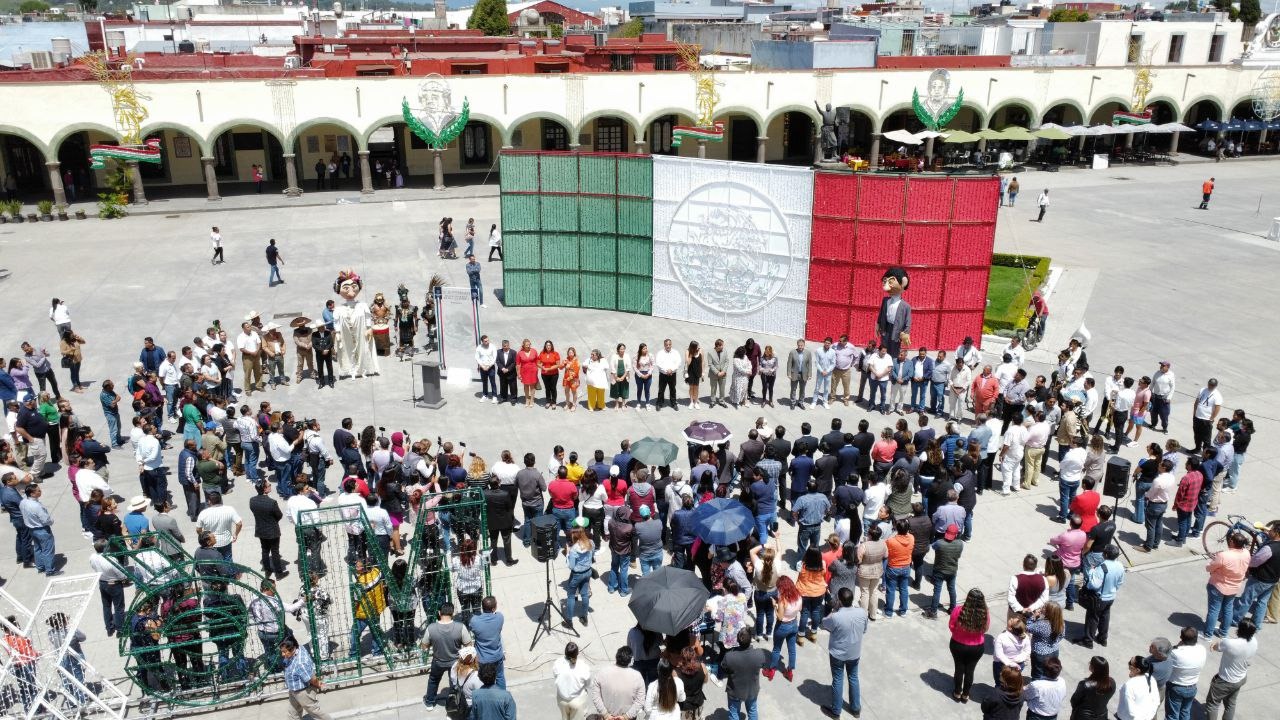 Paola Angon da inicio a las fiestas patrias en San Pedro Cholula, con la colocación del bando solemne